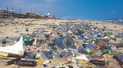 سواحل تونس تغرق في البلاستيك 