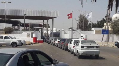 معبر رأس جدير : إزدحام و حركة كبيرة للدخول الى الأراضي التونسية
