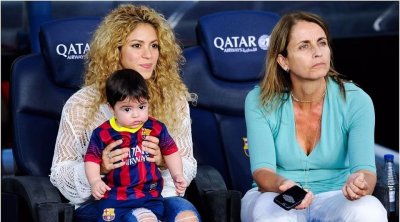 فيديو مسرب لوالدة بيكيه وهي تغلق فم شاكيرا بشكل مهين في الشارع