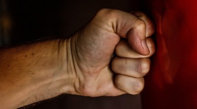 تعرض فريق مراقبة إقتصادية للإعتداء بالعنف خلال الكشف عن مخزن عشوائي