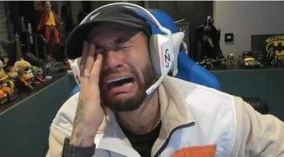 نيمار يبكي بعد خسارته مليون يورو في القمار (فيديو)