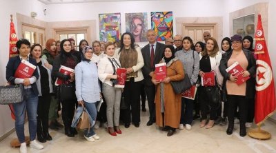 تسليم دفعة جديدة من اشعارات الموافقة على تمويل المشاريع النسائية الصغرى 