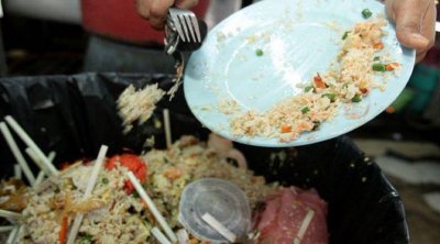 التونسيون يلقون نصف طعامهم في القمامة خلال شهر رمضان 