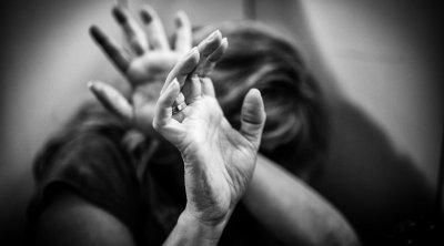 الاعتداء على إمرأة في الطريق العام... وزارة المرأة تتدخل