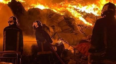 صفاقس : حريق هائل بمعمل الفريب بعقارب (فيديو)