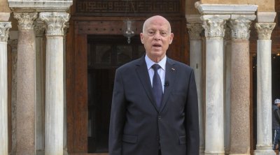 صحيفة الغارديان: سياسات الرئيس سعيّد تأخذ تونس نحو مصير مجهول