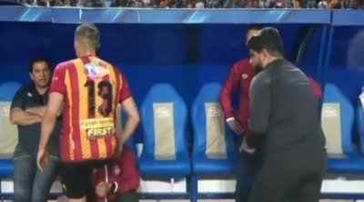 ورقة حمراء لمعتز الزدام بعد اعتداءه على بنك النجم الساحلي