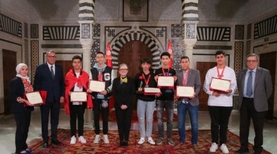 نجلاء بودن تكرّم ''أبطال حفوز'' بعد مشاركتهم في البطولة العالمية للروبوتات