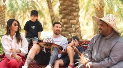 بالصور : ميسي يستمتع بإجازته في السعودية