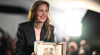 مهرجان كان: المخرجة الفرنسية جوستين ترييه تفوز بالسعفة الذهبية عن فيلم "تشريح سقطة"