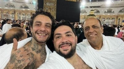 أحمد الفيشاوي يثير جدلا بعد صورته أمام الكعبة