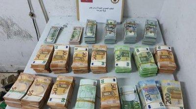 La douane Tunisienne procède à la saisie d’une importante somme en devise à Ras Jdir