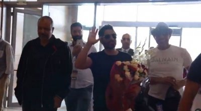 شاهد ...استقبال تامر حسنى فى تونس بالأحضان والورود