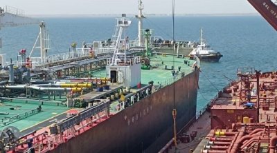 وزارة النقل: جنوح سفينة محملة بالمحروقات بميناء الصخيرة