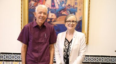 نجلاء بودن تكرم الفنان التشكيلي عبد المجيد بن مسعود