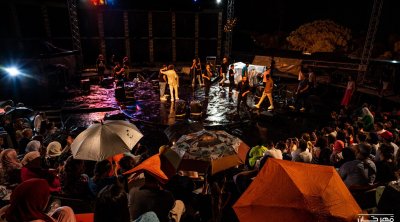 بالصور : عرض ''دنيا'' يتحدى الأحوال الجوية على  ركح مهرجان الحمامات