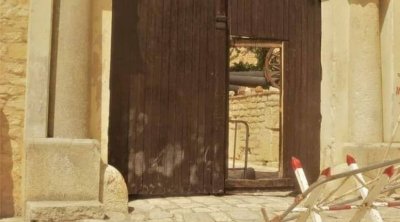 الكاف : إعادة إصلاح الباب الخلفي لمعلم القصبة الحسينية بعد تهشيمه خلال عرض ''سمارا''