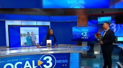 مذيعة أخبار تُفاجأ بعرض زواج على الهواء