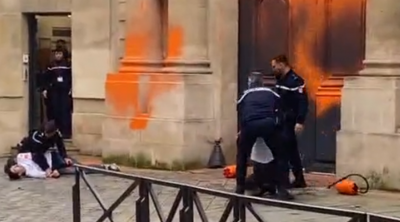 France : Des militants écologistes aspergent les abords de l’Elysée avec de la peinture orange