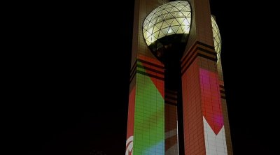 بالصور : إضاءة برج مدينة الثقافة بالعلم الفلسطيني