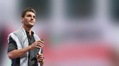 محمد عساف يدعم القضية الفلسطينية: ''نحن أبناء الأرض باقون فيها''
