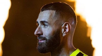 كريم بنزيما مع فلسطين ويصلّي لأهل غزة