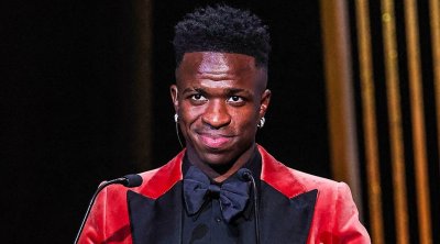 فينيسيوس يتعهد بمواصلة مكافحة العنصرية بعد فوزه بجائزة سقراطيس