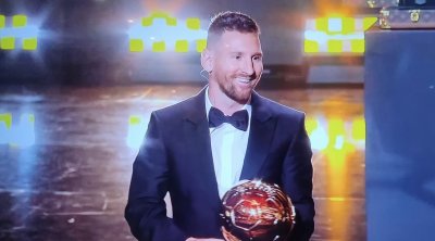 ميسي يُتوج بجائزة الكرة الذهبية 2023