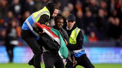 مشجع يقتحم مباراة ليفربول ولوتون تاون رافعا علم فلسطين