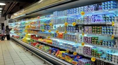 وزارة التجارة تجمّد أسعار عدد من الحلويات والمشروبات الغازية