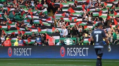 تغريم نادي سلتيك بسبب رفع جماهيره للأعلام الفلـ.ـسطـ.ـينية