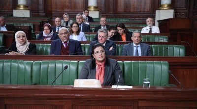 وزيرة المالية : 700 مليون دينار قيمة الأموال المتداولة في السوق الموازية للتبغ
