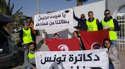انطلقوا من سوسة : دكاترة باحثون ينفّذون مسيرة ''الأقدام الحافية'' نحو القصبة