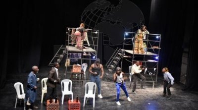 مسرحية  ''220 وحدة سكنية'' تُعيد كتابة التاريخ الإيفواري في التسعينات 