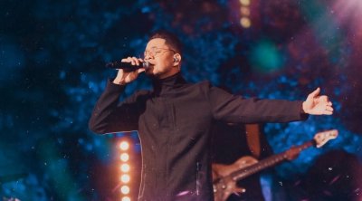 أزمة قلبية تنهي حياة المغني بيدرو هنريكي على المسرح