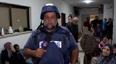 إصابة وائل الدحدوح خلال تغطيته قصفا استهدف مدرسة بخان يونس 