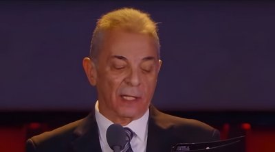 محمود حميدة يرفض الوقوف حدادا على شهداء غزة