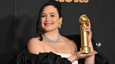 غولدن غلوب : ليلي جلادستون أول أمريكية من السكان الأصليين تفوز بجائزة أفضل ممثلة