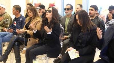 لطيفة تقيم عزاء والدتها الراحلة في مصر 