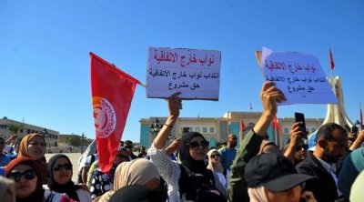 Tunisie : manifestation des enseignants suppléants à la Kasbah