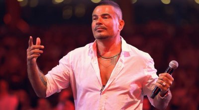 عمرو دياب يثير الجدل بعد وصف سائقه بالحيوان أمام المعجبين