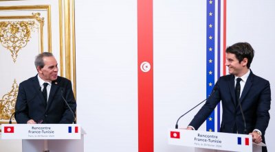 أحمد الحشاني : أطراف تسعى للإضرار بالعلاقات التونسية الفرنسية 