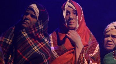 بالصور : دليلة المفتاحي تكرم التونسيات في مسرحية ''البوابة 52''