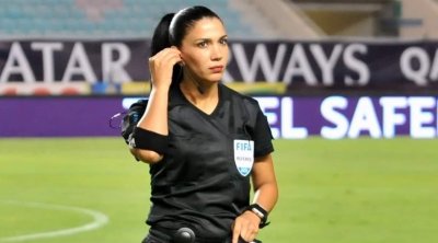 درصاف القنواطي حكمة لمباراة بين منتخبي سيدات جنوب افريقيا ونيجيريا