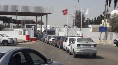 رأس جدير : تراخيص استثنائية للشاحنات العالقة للمرور عبر معبر الذهيبة