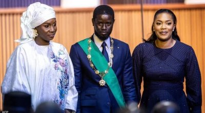 رئيس السنغال الجديد يؤدي اليمين بحضور زوجتيه