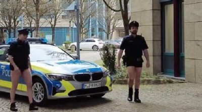 ''بلا سراويل'' ... شرطة بافاريا الألمانية تحتج بـالتعري