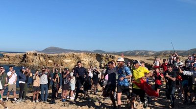 بالصور : العداء البريطاني يصل تونس بعد قطعه قارة إفريقيا بالكامل 