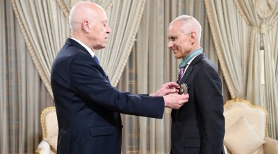 سعيّد يمنح منجي الباوندي الصنف الأول من وسام الجمهورية