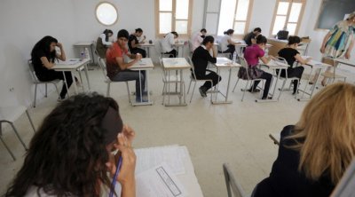 بكالوريا 2024 : أستاذة حاولت إخفاء ورقة امتحان وآخر مزّق الاختبارات